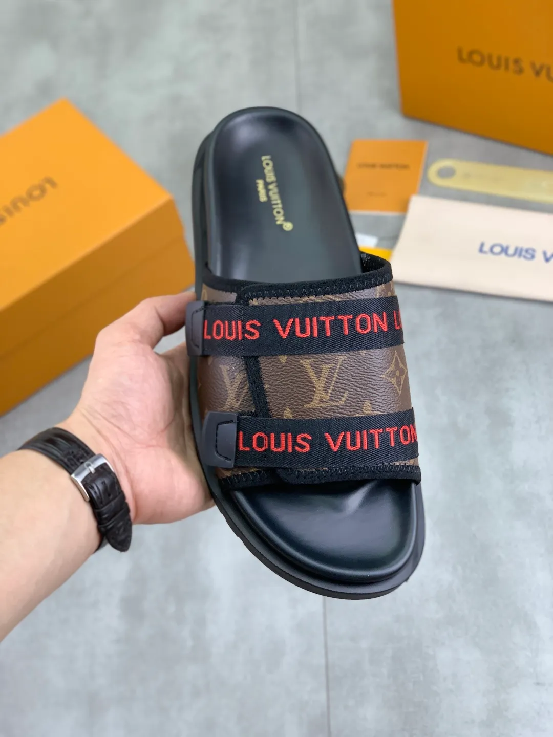 Men's shoes 💰P320💰【New style】🆘 Original quality 【LOUIS VUITTON】The popular Louis Vuitton LV men's slippers on the official website are on sale simultaneously! Original fabric imported from Italy, original factory special supply, code number: 38-44 (45 customized), many colors available